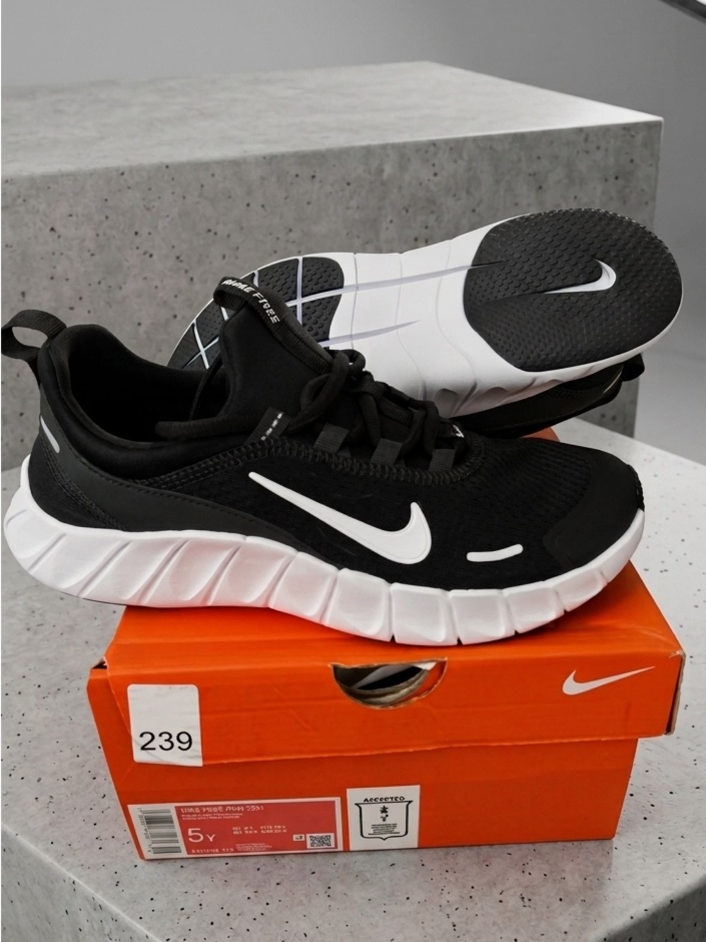 Nike Free Run 5.0 (GS) black white running sneakers NIB - 5Y / 6.5W